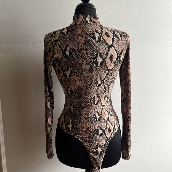 3/$15 Women’s Large leopard print bodysuit - Picture 2 of 4